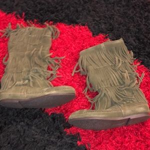 Olive MINNETONKA BOOTS 8 NIB THREE LAYER FRINGE